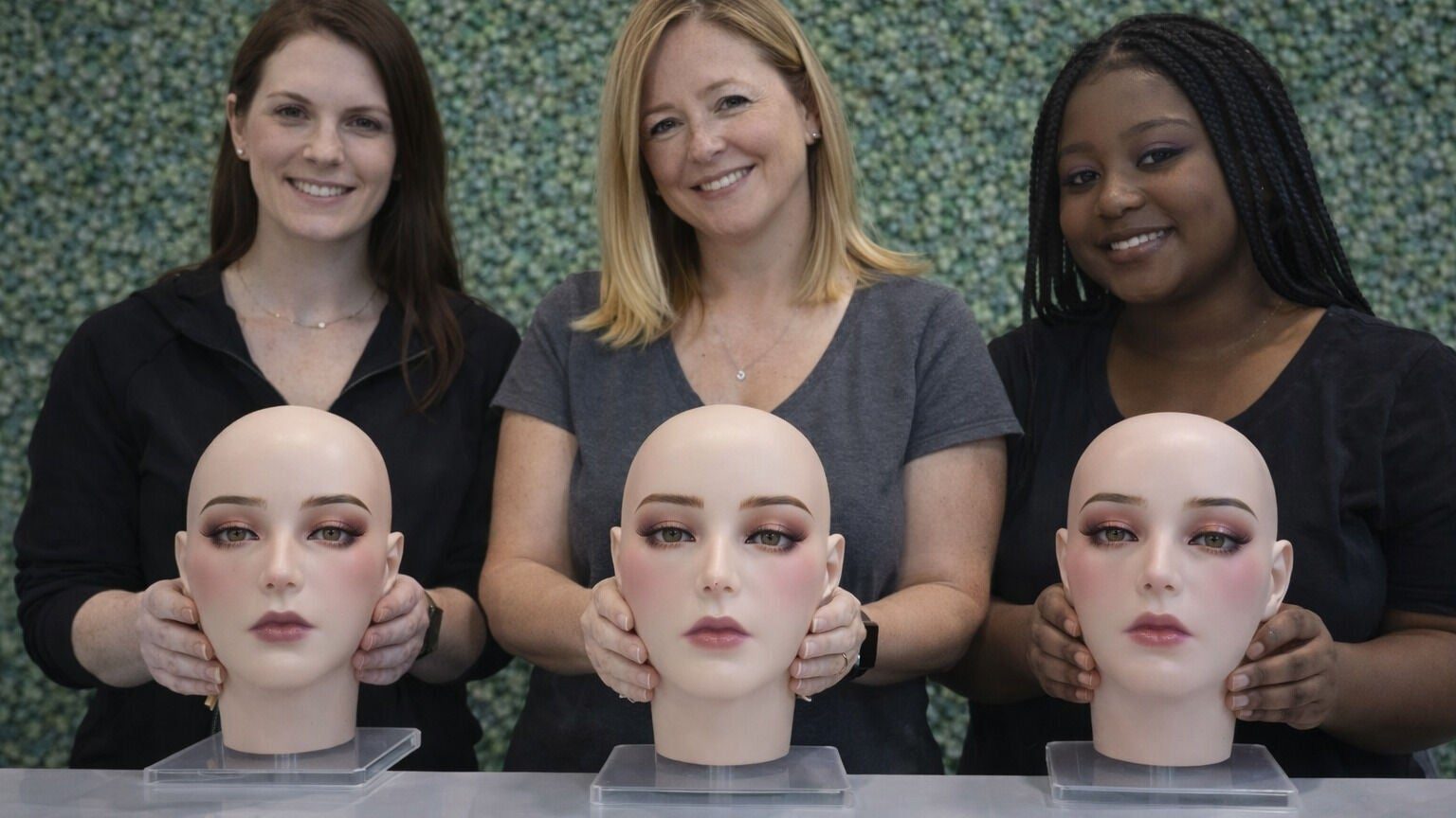 Têtes d'étude de coiffure alignées sur un comptoir du salon pour la pratique technique